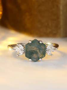 Anillo de Compromiso Único de Plata Bañada con Circonita Verde y Ágata Musgosa Inspirado en la Naturaleza, Grabable, de Joyería Fina Abiding - Product Image 6