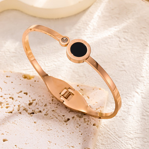 Bracelet ouvert en acier inoxydable noir, élégant et simple, avec chiffres romains, vente en gros - Product Image 3