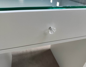 طاولة زينة حديثة بيضاء طراز فينيكس مع مساحة تخزين كبيرة و7 أدراج وسطح زجاجي - Product Image 6