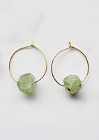 Anting Hoop Batu Aquamarine Anting Batu Alam Lingkaran Kuningan Berlapis Emas Perhiasan Gaya Boho Ringan Hipoalergenik