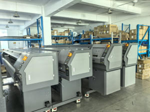 מדפסת הזרקת דיו אקו סולבנט CRYSTEK בעלת 4 ראשים, רזולוציה 1080dpi, מהירות הדפסה 120sqm/שעה, הדפסה אוטומטית של תוויות וכרזות עם תמיכה בפלקס, חדשה עם אחריות לשנה. - Product Image 5