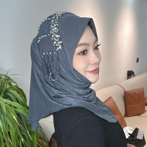 Nouveau hijab musulman pour femmes Star <span class=keywords><strong>Amoy</strong></span>, en laine, doux, fait à la main, plissé, avec pompon, col roulé, tendance, simple, joker, carré, moyen - Product Image 3
