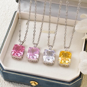 Colgantes de Cadena con Dijes de Latón Geométricos de Lujo Personalizados al por Mayor, Chapados en Oro de 18K con Circonita, para Collares de Mujer - Product Image 1