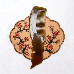 Peine de Cuerno de Vaca Hecho a Mano Ecológico, Diseño Moderno, Acabado Liso, Regalo Empresarial y Decoración del Hogar - Product Image 1