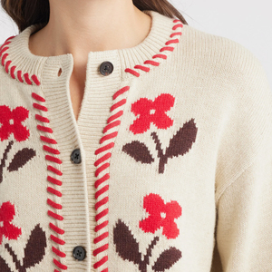 <span class=keywords><strong>Cardigan</strong></span> Oversize in Maglia con Ricamo Floreale Crema e Dettagli Rossi, Manica Lunga, Produzione ODM e OEM Wisrise - Product Image 4