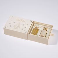 Coffret Cadeau Cosmétique Joyeux Noël en Carton Rigide Ivoire avec Impression Dorée et Doublure en Satin – Emballage Haut de Gamme pour Ensemble de Soins de la Peau