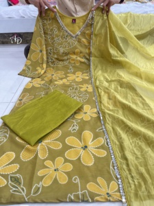 Ensemble de costumes lourds de super qualité avec pantalons assortis et dupatta pour les occasions spéciales. - Product Image 4