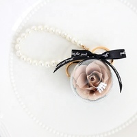 Vente en gros d'usine de fleurs naturelles conservées roses pour toujours porte-clés en acrylique cadeau de fleur personnalisé