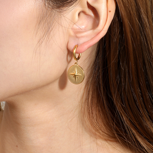 Pendientes de Aro Huggie de Acero Inoxidable con Baño de Oro de 18K al por Mayor, con Colgante de Moneda Estrella del Norte Grabada, para Mujer - Product Image 1