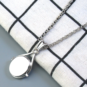 Collier Anime H2O tendance avec pendentif médaillon chaîne à maillons et empreintes de pas dans le sable, pour femmes fans de cosplay, 'Just Add Water' - Product Image 2