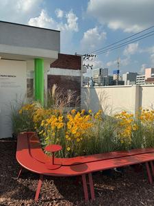 आधुनिक अनियमित आकार आउटडोर बेंच सेट क्रीम सफेद धातु की मेज चल स्टूल हल्के हल्के पार्क बालकनी के लिए आसान साफ - Product Image 3