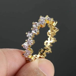 Orecchini a Cerchio Geometrici Q636 Placcati in Oro 18K con Cristalli e Strass, per Uso Quotidiano Femminile - Product Image 4