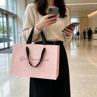Sac de shopping en papier écologique avec logo personnalisé, surface mate, poignée en ruban, sac d'emballage cadeau en gros