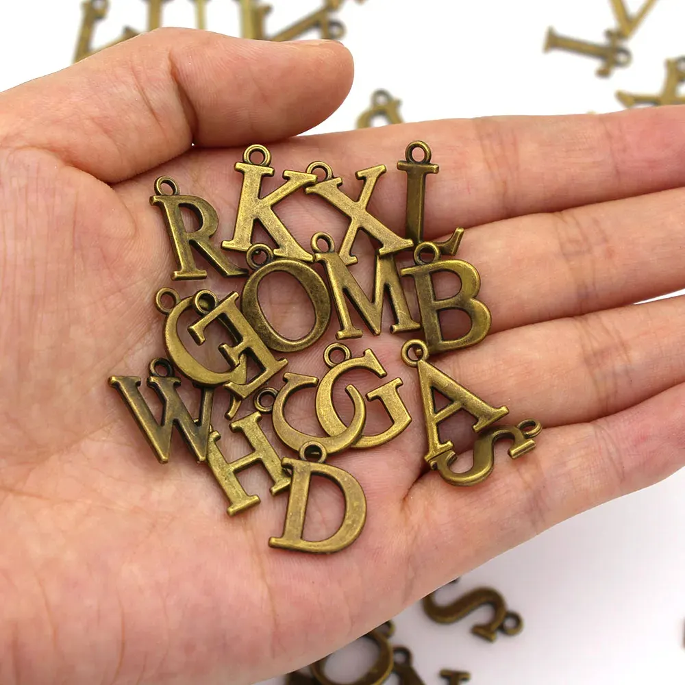 Alfabeto in acciaio inox doppio foro fai da te ciondolo placcato in oro 26 lettere inglesi A-Z lateralmente fascino iniziale per la creazione di gioielli