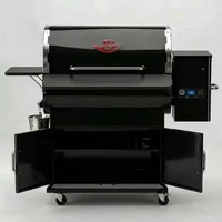 Grand barbecue à granulés en acier avec chariot pour la cuisson, le fumage et la grillade de la viande dans une cuisine extérieure