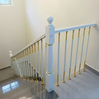 Rampe d'escalier en fer forgé de style européen avec poteaux torsadés forgés à la main, idéale pour la décoration intérieure de villas