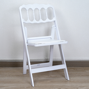 Chaise pliante blanche Napoléon pour événements de mariage avec assise à lattes, chaise de fête en résine PP imperméable et empilable - Product Image 2