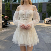 Robe décontractée et élégante pour femme, personnalisée, en tulle, à épaules dénudées, avec volants, manches longues bouffantes, dentelle, patte de boutonnage à boutons métalliques et taille cintrée