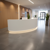 Comptoir de réception moderne personnalisé en Corian avec design rond/courbé, bande lumineuse LED, logo personnalisé pour hôtels et hôpitaux