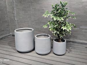 Grands pots décoratifs gris larges avec pieds de jardin - en pierre synthétique écologique, imperméable et durable - Product Image 6