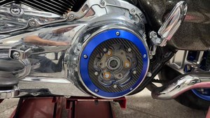 Coperchio Derby Visibile in Alluminio CNC con Fibra di Carbonio per <span class=keywords><strong>Harley</strong></span>-<span class=keywords><strong>Davidson</strong></span> Touring dal 2016 in poi - Product Image 6