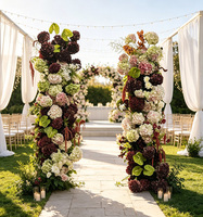 Décoration florale d'entrée de mariage très populaire : Arche de fleurs artificielles rouges, vertes et roses pour toile de fond de mariage