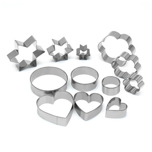 Juego de 12 Cortadores de Galletas de Acero Inoxidable con Forma de Corazón, Flor, Estrella y Redondos para Galletas y Pasteles Uniformes para las Fiestas - Product Image 1