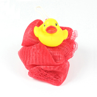 Nouvelle conception d'éponge de bain en maille jetable en forme de canard mignon, disponible dans toutes les couleurs Pantone selon la demande de l'acheteur