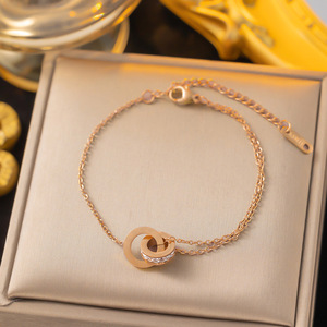 <span class=keywords><strong>Set</strong></span> Di Tre Pezzi Di Tendenza Placcato <span class=keywords><strong>Oro</strong></span> 18K in Acciaio Inossidabile Stile Influencer con Numeri Romani Collana a Doppio Anello Bracciale e <span class=keywords><strong>Orecchini</strong></span> - Product Image 6