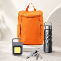 Set de Regalo para Exteriores con Mochila RPET, Botella de Acero Inoxidable, Linterna de Emergencia y Llavero, Regalo para Viajes de Negocios