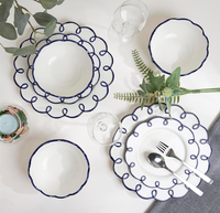 Service de vaisselle en porcelaine blanc brillant, assiettes et bols, bordures festonnées bleu marine, vaisselle personnalisée écologique pour restaurants et hôtels