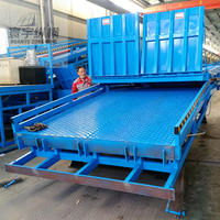 Rampe hydraulique pour le déchargement de conteneurs sur plateforme de chargement de chariots élévateurs avec pont d'accès mobile