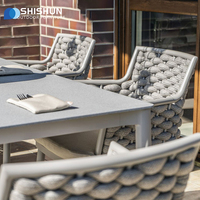 Ensemble de mobilier de jardin en aluminium tressé avec table et chaises pour le thé de l'après-midi et les dîners en plein air