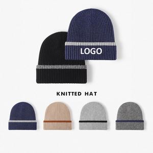 Bonnet d'hiver chaud uni 2023 en gros avec logo personnalisé et étiquette tissée, bonnet tricoté épais pour femmes et hommes - Product Image 2
