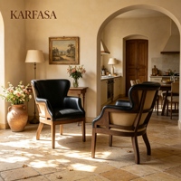 Fauteuil d'appoint moderne du milieu du siècle en cuir avec dossier haut, garniture cloutée, structure en bois et panneau latéral en rotin pour salon et bureau à domicile