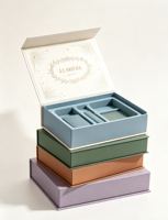 Boîte cadeau à couvercle magnétique avec support intérieur, en matériaux recyclés écologiques, impression quadricolore et décoration dorée