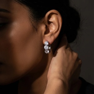 Pendientes Huggies con Tres Diamantes - Oro de 9k, 14k y 18k - Product Image 2