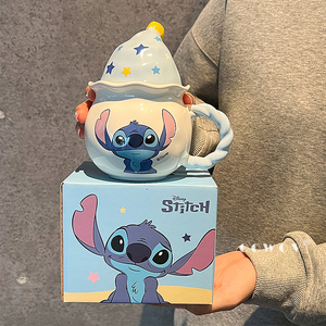 Tasses en céramique mignonnes de dessin animé <span class=keywords><strong>Disney</strong></span> <span class=keywords><strong>Stitch</strong></span> avec poignée et couvercle, <span class=keywords><strong>tasse</strong></span> à café et à lait pour le bureau et la maison, cadeau et vente en gros - Product Image 1