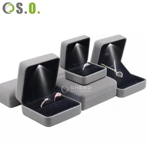 Shero Logo personnalisé haut de gamme coloré luxe velours bague collier lumière LED boîte à bijoux emballage avec LED - Product Image 1