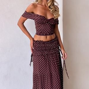 Conjunto de 2 piezas de lunares para mujer, top corto con hombros descubiertos y falda larga escalonada, elegante atuendo a juego para cenas y cócteles - Product Image 2