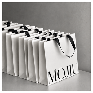 Sac de shopping en papier blanc mat avec poignée en ruban de satin noir, emballage recyclable pour vêtements de boutique, faible MOQ, livraison rapide DDP - Product Image 1