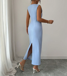 Robe midi élégante bleu clair sans manches pour femme, col en V, taille froncée, fente arrière, coupe moulante - Product Image 2