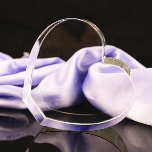 Vente en gros de souvenirs créatifs en cristal transparent en forme de cœur, personnalisables avec gravure photo 3D, thème amour, objets d'art de collection, cadeaux - Product Image 2
