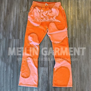 Pantalon de jogging évasé rose de haute qualité, effet vieilli, avec patch brodé, délavé soleil, coupé et cousu - Product Image 3