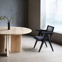 Table à manger ronde en chêne massif Wabi Sabi avec trois pieds en dalle et piédestal croisé pour salle d'exposition