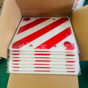 Panneau d'avertissement en plastique pour porte-vélos avec disques réfléchissants rouges, panneau de signalisation de danger pour remorque arrière en plastique - Product Image 1