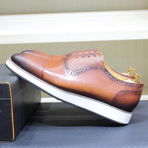 รองเท้าหนังแท้สำหรับผู้ชายแบบ Oxford หัวปิด แต่งลาย Brogue แบบผูกเชือก ขัดเงาด้วยมือ สองสี รองเท้าลำลองแบบมีเชือกผูก พื้นยางหนา - Product Image 4