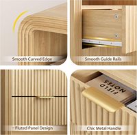 Table de chevet encastrée avec station de charge, table d'appoint en bois naturel, design à profil incurvé, adaptée à la chambre à coucher et au salon