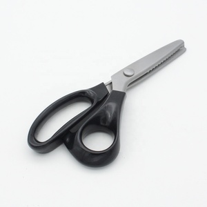 <span class=keywords><strong>Forbici</strong></span> da sarto per cucire con ricamo a Zig Zag con manico in plastica professionale da 9'' - Product Image 3