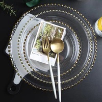 Assiettes de présentation élégantes en plastique transparent de 13 pouces avec bordure perlée or rose pour mariage, vente en gros